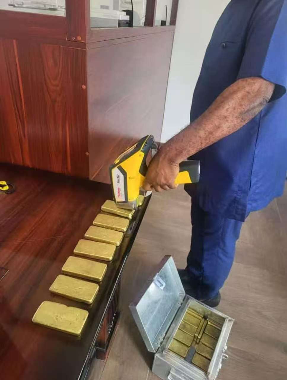 Verificação de ouro com equipamento